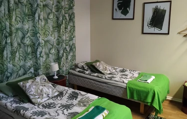 Yksi kuudesta hostellihuoneesta 106, Peikonlehti. - Heti huoneen vieressä on oven takana 2 kpl wc- tiloja.