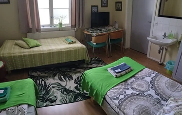 Tässä huoneessa, Peikonlehti, on parivuode ( nro 106 ) - Heti huoneen vieressä on oven takana 2 kpl wc- tiloja.