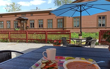Aamiainen terassilla