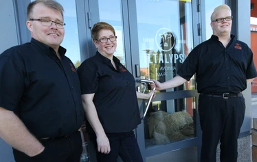 Yrittäjät Jari, Kirsi ja Eetu Tikkanen