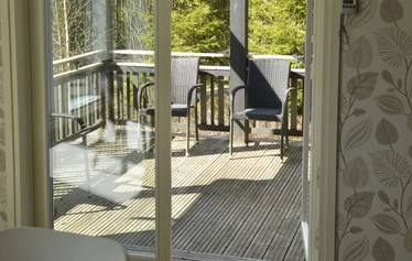 Ruokailutilasta pääsee suoraan terassille