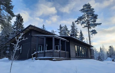 Ruokailutilasta pääsee suoraan terassille