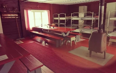 Isommus retkeilymajoitus 1- 16 hlö - Hammastunturin erämaa- alueella sijaitsevan Köysivaaran kämpän Isommus- salissa on savottakerrossängyt 16 hlö:lle. Majoittuminen omalla makuupussilla tai liinavaatteilla. Varusteluun kuuluu patja, peitot ja tyynyt. Lisähinnasta voi vuokrata vuodevaatteet.