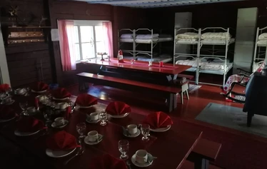 Isommus retkeilymajoitus 1- 16 hlö - Hammastunturin erämaa- alueella sijaitsevan Köysivaaran kämpän Isommus- salissa on savottakerrossängyt 16 hlö:lle. Majoittuminen omalla makuupussilla tai liinavaatteilla. Varusteluun kuuluu patja, peitot ja tyynyt. Lisähinnasta voi vuokrata vuodevaatteet.