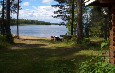 Nuotta-mökki järven rannalla - Nuotta-mökillä on aivan upea, yksityinen luonnonhiekkaranta. Ranta syvenee hitaasti joten se sopii hyvin myös perheen pienimpien rantaleikkeihin.