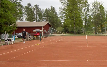 Tenniskenttä - Jokiniemen tenniskentässä on tiilimurskapinnoite