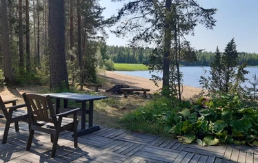 Nuotta-mökki järven rannalla - Nuotta-mökillä on aivan upea, yksityinen luonnonhiekkaranta. Ranta syvenee hitaasti joten se sopii hyvin myös perheen pienimpien rantaleikkeihin.
