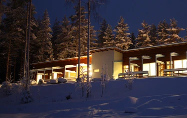 Lomatalo Haavi ryhmälle - Haavissa on kaikkiaan kuusi huonetta, kaksi keittiötä, kokoontumistila sekä sauna. Saunaosasto on keskellä ja sen molemmin puolin 3 huonetta.