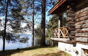 Ankkuri-mökki on rakennettu kahteen kerrokseen. Asuinkerroksessa 2 kpl 2hh, avoin olohuone- keittiö sekä wc. Kellarikerroksessa sauna, pukuhuone, makuuhuone sekä kylpyhuone/wc. 