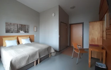 2HH Standard - Tilava, valoisa ja esteetön kahden hengen huone. Huoneesta järvinäköala. 