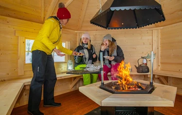 Jokiniemen kota - Kota on aivan rannassa. Siinä on matala, hiekkapohjainen ranta. 