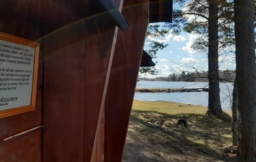 Jokiniemen kota - Kota on aivan rannassa. Siinä on matala, hiekkapohjainen ranta. 