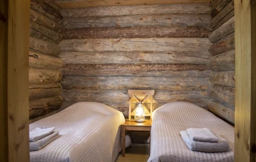 Ankkuri-mökki on rakennettu kahteen kerrokseen. Asuinkerroksessa 2 kpl 2hh, avoin olohuone- keittiö sekä wc. Kellarikerroksessa sauna, pukuhuone, makuuhuone sekä kylpyhuone/wc. 