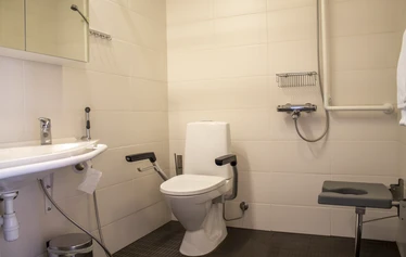 2HH Standard - Tilava, valoisa ja esteetön kahden hengen huone. Huoneesta järvinäköala. 
