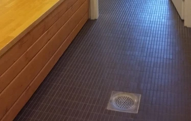 Tilava ja valoisa sauna - Saunaan mahtuu kerralla kymmenkunta kylpijää lauteille. Saunassa sähkökiuas, mistä riittää löylyä koko joukolle.