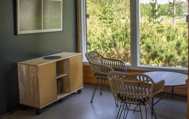 Tilava ja valoisa sauna - Saunaan mahtuu kerralla kymmenkunta kylpijää lauteille. Saunassa sähkökiuas, mistä riittää löylyä koko joukolle.