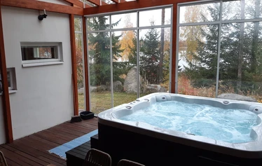 Lomatalo Haavi ryhmälle - Haavissa on kaikkiaan kuusi huonetta, kaksi keittiötä, kokoontumistila sekä sauna. Saunaosasto on keskellä ja sen molemmin puolin 3 huonetta.