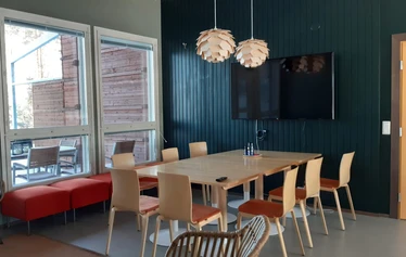 Lomatalo Haavi ryhmälle - Haavissa on kaikkiaan kuusi huonetta, kaksi keittiötä, kokoontumistila sekä sauna. Saunaosasto on keskellä ja sen molemmin puolin 3 huonetta.
