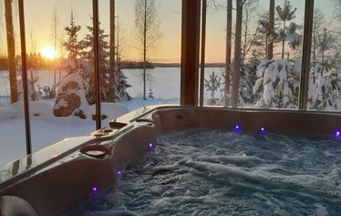 Enjoy jacuzzi and lakeview.