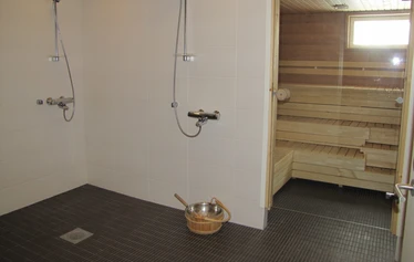 Tilava ja valoisa sauna - Saunaan mahtuu kerralla kymmenkunta kylpijää lauteille. Saunassa sähkökiuas, mistä riittää löylyä koko joukolle.