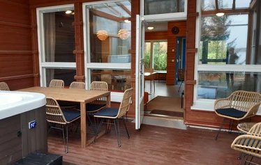 Tilava ja valoisa sauna - Saunaan mahtuu kerralla kymmenkunta kylpijää lauteille. Saunassa sähkökiuas, mistä riittää löylyä koko joukolle.