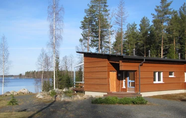 Tilava ja valoisa sauna - Saunaan mahtuu kerralla kymmenkunta kylpijää lauteille. Saunassa sähkökiuas, mistä riittää löylyä koko joukolle.