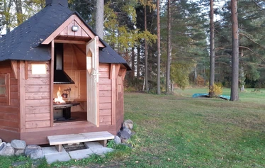 Jokiniemen kota - Kota on aivan rannassa. Siinä on matala, hiekkapohjainen ranta. 
