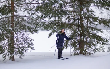 Liukulumikengät ja sauvat - vuokrattavan kahdet liukulumisukset, toiset 124cm ja toiset 143cm pitkät.