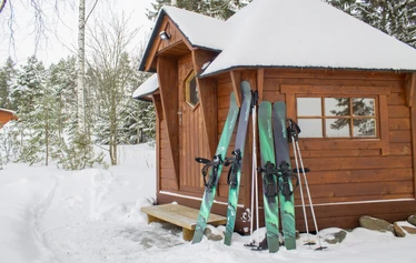 Liukulumikengät ja sauvat - vuokrattavan kahdet liukulumisukset, toiset 124cm ja toiset 143cm pitkät.