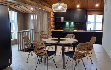 Ankkuri-mökki on rakennettu kahteen kerrokseen. Asuinkerroksessa 2 kpl 2hh, avoin olohuone- keittiö sekä wc. Kellarikerroksessa sauna, pukuhuone, makuuhuone sekä kylpyhuone/wc. 