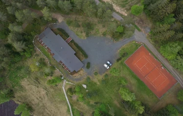 Tenniskenttä - Jokiniemen tenniskentässä on tiilimurskapinnoite
