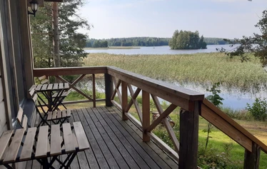 Ankkuri-mökki on rakennettu kahteen kerrokseen. Asuinkerroksessa 2 kpl 2hh, avoin olohuone- keittiö sekä wc. Kellarikerroksessa sauna, pukuhuone, makuuhuone sekä kylpyhuone/wc. 