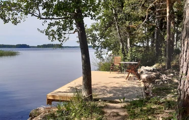 Ankkuri-mökki on rakennettu kahteen kerrokseen. Asuinkerroksessa 2 kpl 2hh, avoin olohuone- keittiö sekä wc. Kellarikerroksessa sauna, pukuhuone, makuuhuone sekä kylpyhuone/wc. 