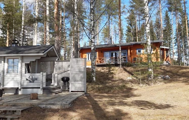 Moderni Koukku-mökki kahdeksalle - Hirrestä rakennettu Koukku-mökki sopii niin perheille kuin porukoillekin kaikkina vuodenaikoina.