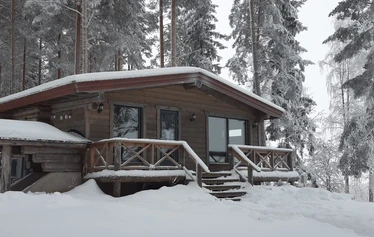 Ankkuri-mökki on rakennettu kahteen kerrokseen. Asuinkerroksessa 2 kpl 2hh, avoin olohuone- keittiö sekä wc. Kellarikerroksessa sauna, pukuhuone, makuuhuone sekä kylpyhuone/wc. 