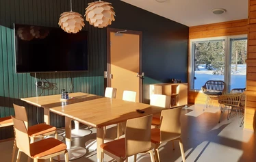 Tilava ja valoisa sauna - Saunaan mahtuu kerralla kymmenkunta kylpijää lauteille. Saunassa sähkökiuas, mistä riittää löylyä koko joukolle.