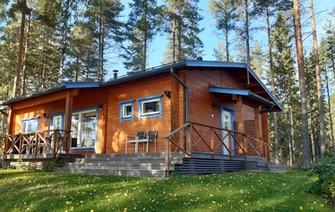Moderni Koukku-mökki kahdeksalle - Hirrestä rakennettu Koukku-mökki sopii niin perheille kuin porukoillekin kaikkina vuodenaikoina.