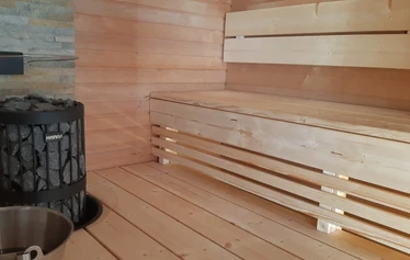Tilava ja valoisa sauna - Saunaan mahtuu kerralla kymmenkunta kylpijää lauteille. Saunassa sähkökiuas, mistä riittää löylyä koko joukolle.