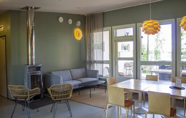 2HH Standard  - Tilava, esteetön kahden hengen huone lomatalossa. Terassilta järvinäköala.