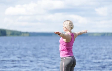 2HH Standard  - Tilava, esteetön kahden hengen huone lomatalossa. Terassilta järvinäköala.