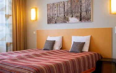 2HH Standard  - Tilava, esteetön kahden hengen huone lomatalossa. Terassilta järvinäköala.