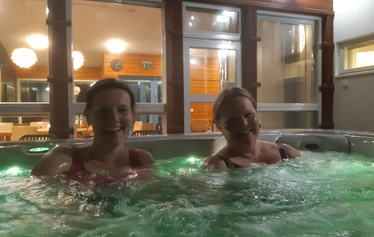 2HH Standard  - Tilava, esteetön kahden hengen huone lomatalossa. Terassilta järvinäköala.