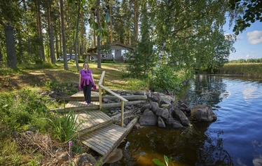 Ankkuri-mökki on rakennettu kahteen kerrokseen. Asuinkerroksessa 2 kpl 2hh, avoin olohuone- keittiö sekä wc. Kellarikerroksessa sauna, pukuhuone, makuuhuone sekä kylpyhuone/wc. 