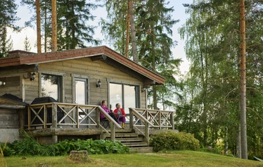 Ankkuri-mökki on rakennettu kahteen kerrokseen. Asuinkerroksessa 2 kpl 2hh, avoin olohuone- keittiö sekä wc. Kellarikerroksessa sauna, pukuhuone, makuuhuone sekä kylpyhuone/wc. 