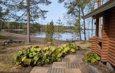 Nuotta-mökki järven rannalla - Nuotta-mökillä on aivan upea, yksityinen luonnonhiekkaranta. Ranta syvenee hitaasti joten se sopii hyvin myös perheen pienimpien rantaleikkeihin.