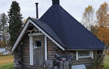 Tunnelmallinen kesämajoitus kodassa
