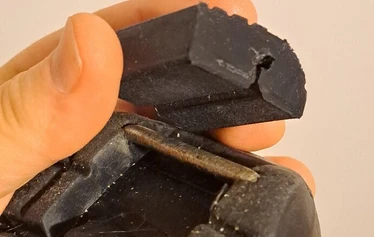 Suojapala - joustavaa materiaalia - NNN BC retkiluistelukengän suojapala painetaan kiinni.