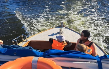 Petruska motorbåt - Petruska är namnet på motorbåten som är 3 meter bred och 10 meter lång. Mera information hittas på kajk.fi