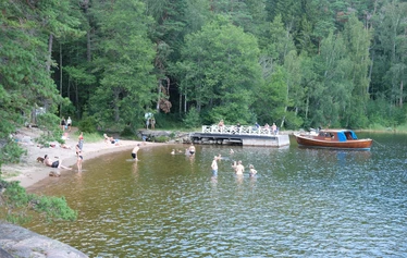 Kajakkeja Dagarin puistossa - Iltaharjoittelua Dagmarpuiston rannan tuntumassa.