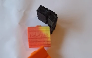 Suojapala - joustavaa materiaalia - NNN BC retkiluistelukengän suojapala painetaan kiinni.